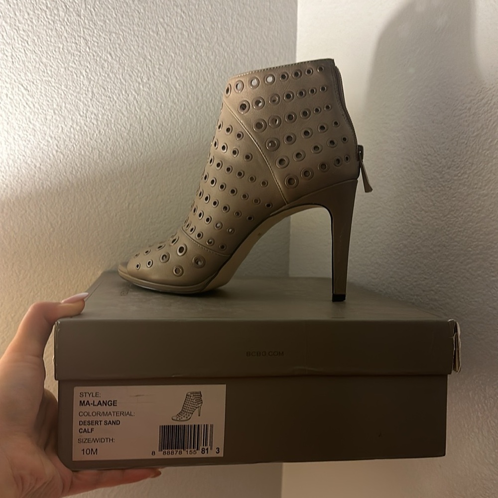 BCBG Ma-Lange stiletto heel grey desert sand calf size 10 medium width
